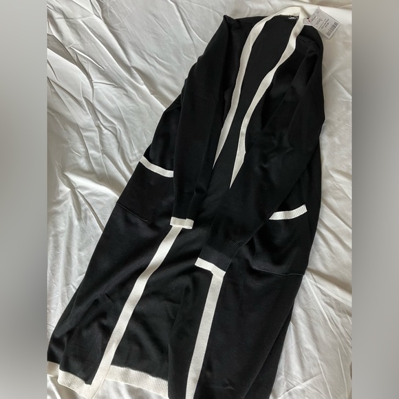 Women’s long black and white knitt duster! - Picture 3 of 4